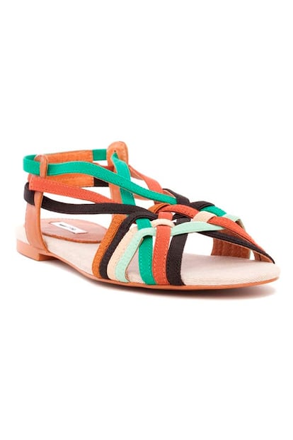 Sandalias planas con tiras de colores, de Bimba y Lola (32 euros).