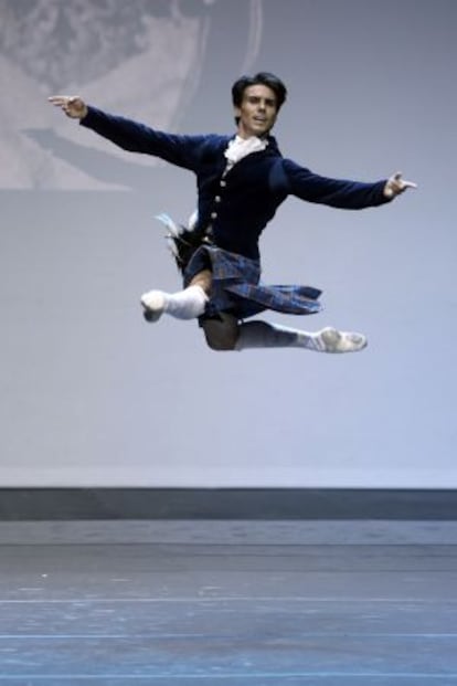 El bailarín Joaquín de Luz vistiendo el traje que utilizó Nureyev para 'La Sylphide'