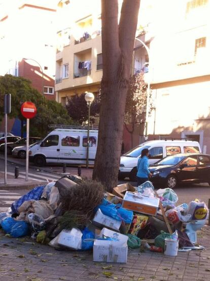 Montones de basura alrededor de un árbol en el barrio de Usera. Imagen de Denas Mj. https://twitter.com/DenasMj