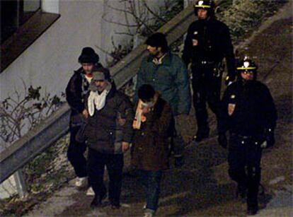 Varios de los inmigrantes detenidos en la entrada al Eurotúnel.