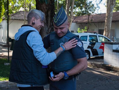 Prior pediu o namorado em casamento no domingo (23/6), perto da base onde trabalha, na região da Luz. 