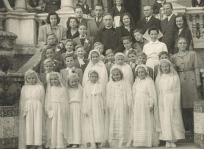 Un grupo de niñas posa tras hacer la primera comunión.