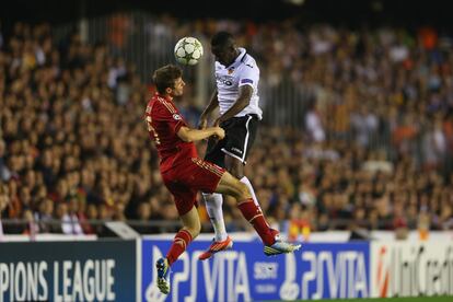 Müller salta con Cissokho.