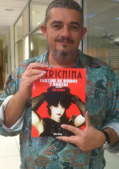 Rafa Cervera muestra la portada del libro recopilatorio de la revista 'Estricnina'.