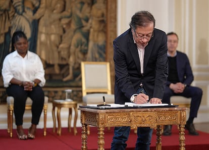 Gustavo Petro firmando la reforma tributaria