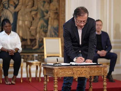 Gustavo Petro firma la reforma tributaria en el Palacio de Nariño, el 13 de diciembre de 2022.
