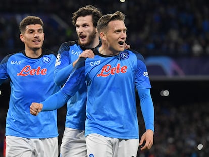 Piotr Zielinski celebra uno de los goles del Nápoles contra el Eintracht de Frankfurt.