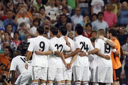 Los jugadores del Real Madrid posan para la foto y escuchan su himno antes de  un partido.