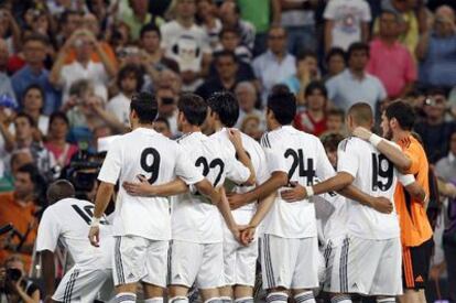 Los jugadores del Real Madrid posan para la foto y escuchan su himno antes de un partido.