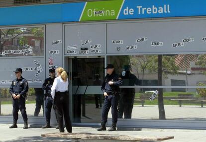 Mmiembros del Cuerpo Nacional de Policía han detenido en Cataluña a cerca de 30 personas en una operación que mantiene abierta en toda España contra una red dedicada al tráfico a gran escala de datos personales y empresariales.