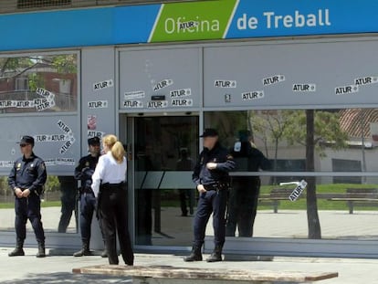 Mmiembros del Cuerpo Nacional de Policía han detenido en Cataluña a cerca de 30 personas en una operación que mantiene abierta en toda España contra una red dedicada al tráfico a gran escala de datos personales y empresariales.