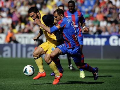 Arda Turan disputa el balón con Juanfran