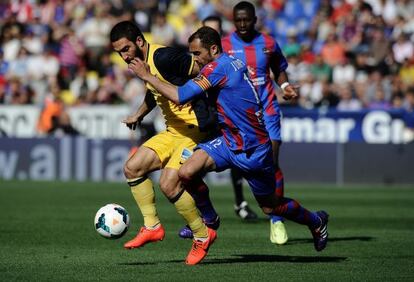 Arda Turan disputa el balón con Juanfran