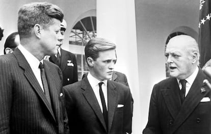 El hijo y el nieto de Winston Churchill, junto al presidente John F. Kennedy, que sufría inflamación crónica de la próstata