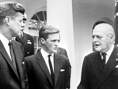 El hijo y el nieto de Winston Churchill, junto al presidente John F. Kennedy, que sufr&iacute;a inflamaci&oacute;n cr&oacute;nica de la pr&oacute;stata