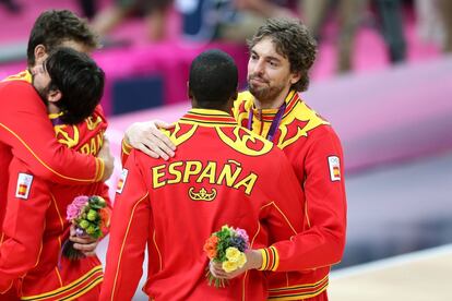 Desde la izquierda, Marc Gasol, Juan Carlos Navarro, Serge Ibaka y Pau Gasol celebran en el podio la consecución de la medalla de plata después de que España resultara derrotada por Estados Unidos por 107-100, en la final de la competición de baloncesto de los Juegos Olímpicos de Londres 2012, en agosto de ese año.
