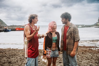 Los actores Rodrigo Tomás (Rafael), Helena Caldeira (Silvia) y José Condessa (Eduardo) en un episodio de la serie 'Rabo de Peixe'.