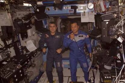 El estadounidense Leroy Chiao, a la derecha, y el ruso Salizhan Sharipov, en el interior de la ISS en noviembre pasado.