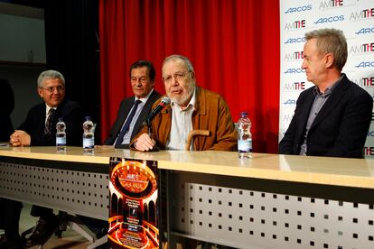 Javier Villán, en el centro, en la presentación de los premios nacionales de teatro de Amithe.