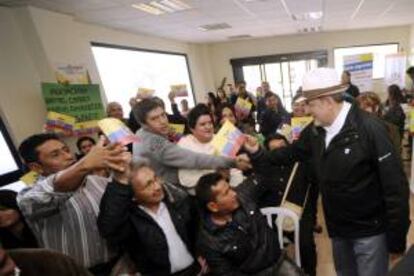 El ministro de Turismo de Ecuador, Freddy Ehlers (d), a su llegada a un acto con la comunidad ecuatoriana celebrado en la sede de la Secretaría Nacional del Migrante en Murcia.