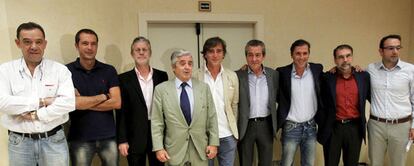 De izquierda a derecha, José Antonio Abellán (Punto Radio), Manu Carreño (SER), Javier Ares (Onda Cero), el secretario general de la AERC, Alfonso Ruiz de Assin, Fernando Pérez (Canal Sur), Chema Abad (RNE); Paco González (COPE) Paco Ortiz (Radio Aragón) y Eduardo García (Marca).