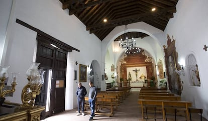 El alcalde de Salares, Pablo Crespillo (derecha) y el vecino Manuel Fernández.