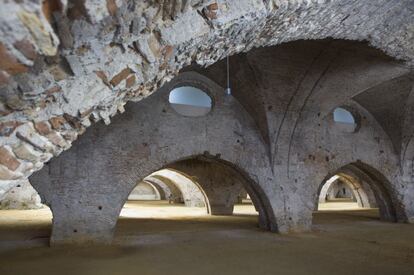 Arcadas del interior de las Reales Atarazanas, en Sevilla.