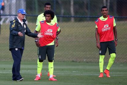 Scolari habla con Willian, J&ocirc; y Luiz Gustavo durante un entrenamiento.