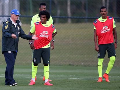 Scolari habla con Willian, J&ocirc; y Luiz Gustavo durante un entrenamiento.