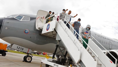 Llegada de los ciudadanos deportados desde Estados Unidos en un vuelo de la Fuerza Aeroespacial Colombiana (FAC) este martes, en Bogot (EFE/ Presidencia de Colombia)