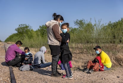 Una nicaragüense y su hija se abrazan después de cruzar la frontera entre México y Estados Unidos el pasado 26 de marzo.