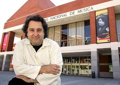 Josep Pons, delante del Auditorio Nacional de Madrid.