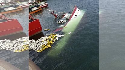 El pesquero 'Montserrat Morenita', hundido en el muelle de Oza (A Coruña), en una foto cedida por la asociación Océanos de Gaia.