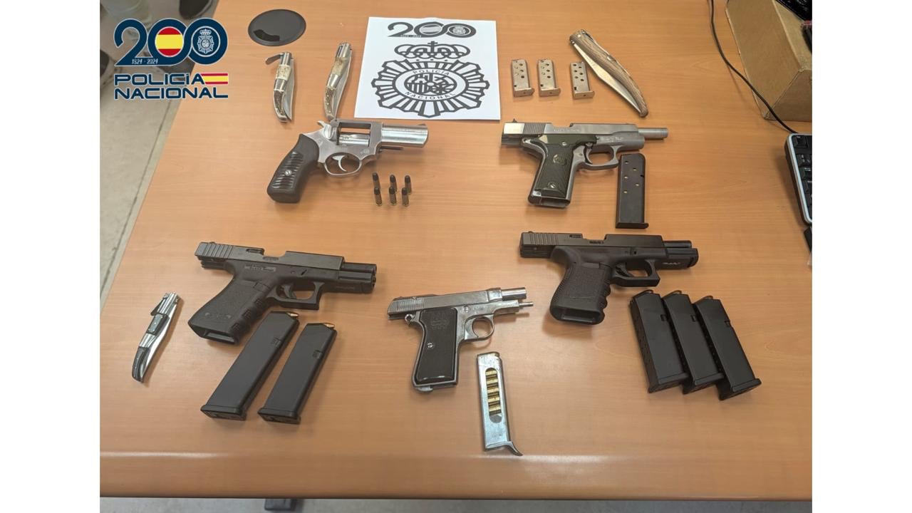 Armas intervenidas por la policía a la familia acusada de querer atacar a otro grupo de personas.
