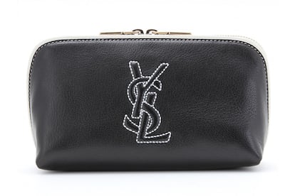 Un clutch de cuero puede acompa?ar tanto a un look formal como informal. Este modelo es de Yves Saint Laurent (325 euros).