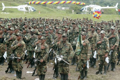 Un grupo de paramilitares colombianos durante una desmovilización en la localidad de Remedios en 2005.