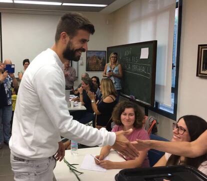 El futbolista del Barcelona Gerard Piqué ya ha votado en el referéndum del 1 de octubre, según se puede apreciar en una imagen que ha colgado en su perfil de dicha red social, que añade con un comentario: "Juntos somos imparables defendiendo la democracia".