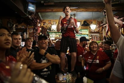 Los hinchas del Liverpool celebran la victoria en la final de la Champions.