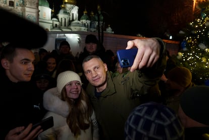 El alcalde de Kiev, Vitali Klichkó, se fotografía en la plaza de Santa Sofía, el miércoles.