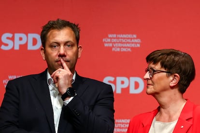 Los dirigentes del SPD Lars Klingbeil y Saskia Esken, en un acto del partido el 26 de abril en Baunatal.