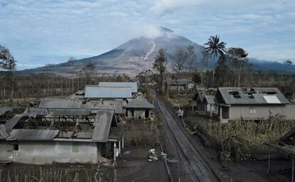 Zona afectada por la erupción del volcán Monte Semeru, en la isla indonesia de Java (Indonesia). Al menos 34 personas han muerto, 56 resultaron heridas y 17 permanecen desaparecidas a raíz de la erupción el sábado del volcán, según los últimos datos ofrecidos este martes por la Agencia Nacional de Desastres (BNPB).