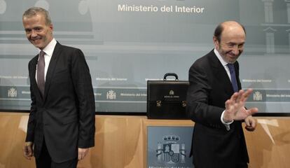 Antonio Camacho (izquierda) y Alfredo Pérez Rubalcaba, en el traspaso de cartera. 