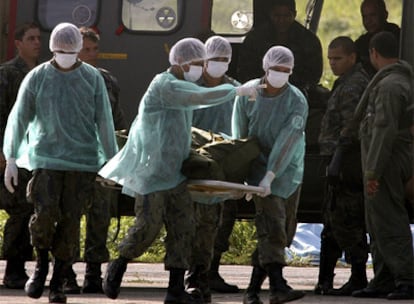 Militares brasileños descargan uno de los cadáveres recuperados para su identificación en Recife.