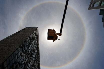 Un halo de sol en el centro de Montevideo (Uruguay)