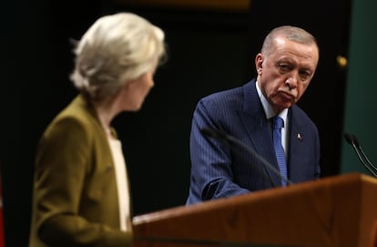 El presidente turco, Recep Tayyip Erdogan, y la presidenta de la Comisin Europea, Ursula von der Leyen, en una comparecencia conjunta en Ankara, este martes.