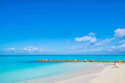 Playa de Grace Bay (Providenciales, Islas Turcas y Caicos). Cuando se dice que su arena es blanca es que realmente lo es. Y cuando se dice que el agua es turquesa, también. Su barrera de coral crea las condiciones perfectas para practicar buceo y esnórquel y, si hay suerte, hasta se puede avistar alguna tortuga. Es ancha y larga, perfecta para dar un paseo a la medida de cualquiera.