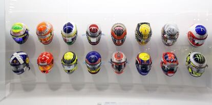 Cascos de Fernando Alonso en la exposici&oacute;n dedicada al piloto, que re&uacute;ne en Madrid unos 270 objetos, incluidos algunos de los monoplazas de carreras que el asturiano ha conducido.