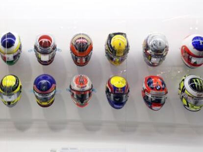 Cascos de Fernando Alonso en la exposici&oacute;n dedicada al piloto, que re&uacute;ne en Madrid unos 270 objetos, incluidos algunos de los monoplazas de carreras que el asturiano ha conducido.
