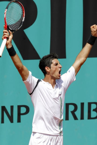 Thomaz Bellucci celebra un triunfo en Roland Garros.