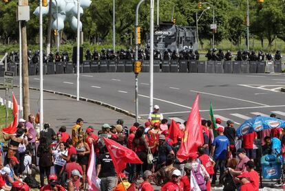 Simpatizantes de Lula da Silva muestran su apoyo al expresidente, en la ciudad de Porto Alegre (Brasil).